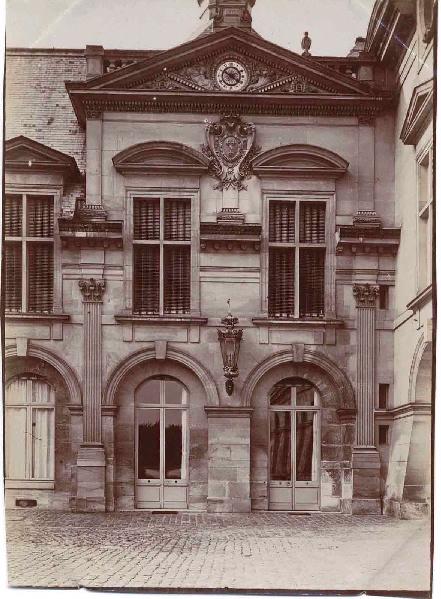 Cour de la capitainerie du château de Chantilly ; Album de 100 photographies représentant le Domaine de Chantilly après 1900, dans une reliure de chagrin vert