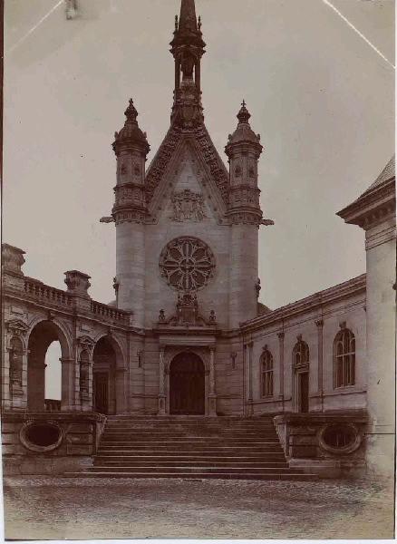 Entrée de la chapelle du château de Chantilly ; Album de 100 photographies représentant le Domaine de Chantilly après 1900, dans une reliure de chagrin vert