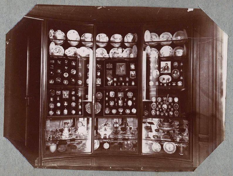 Cabinet des Gemmes ; Album de 100 photographies représentant le Domaine de Chantilly après 1900, dans une reliure de chagrin vert