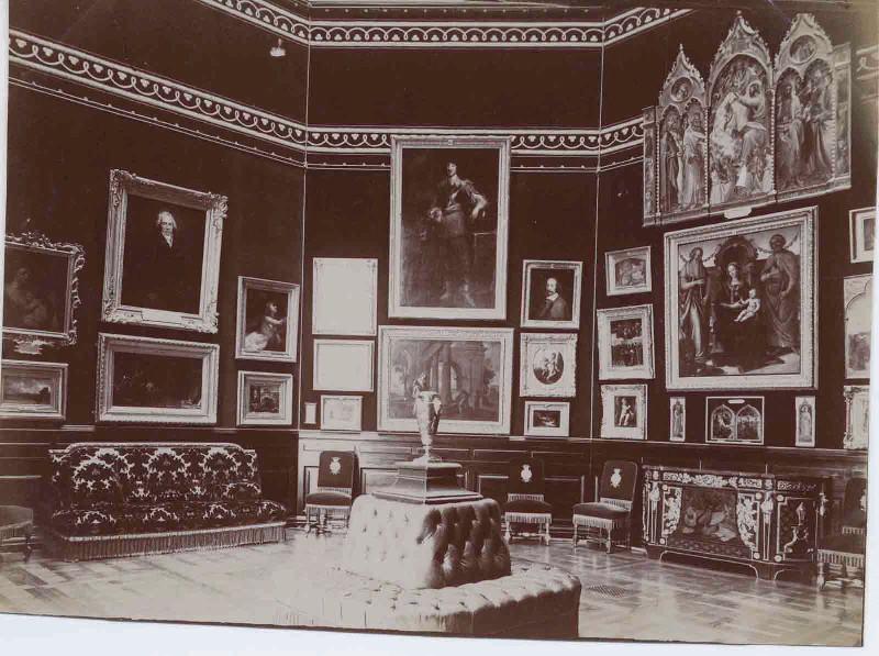 Salle de la Tribune ; Album de 100 photographies représentant le Domaine de Chantilly après 1900, dans une reliure de chagrin vert