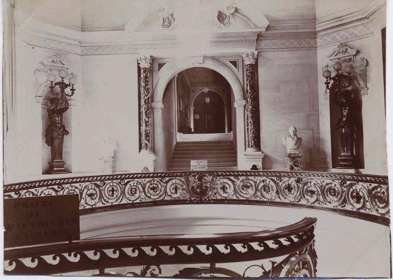 Vestibule et escalier d'honneur du château de Chantilly ; Album de 100 photographies représentant le Domaine de Chantilly après 1900, dans une reliure de chagrin vert