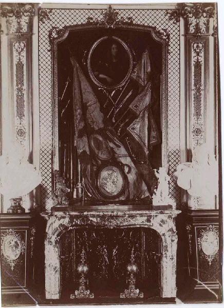 Cheminée de la Galerie des Batailles ; Album de 100 photographies représentant le Domaine de Chantilly après 1900, dans une reliure de chagrin vert