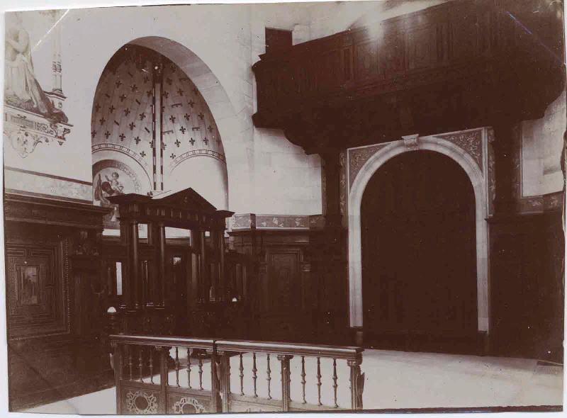 Chapelle du château de Chantilly ; Album de 100 photographies représentant le Domaine de Chantilly après 1900, dans une reliure de chagrin vert