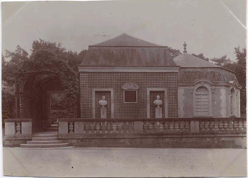 Maison de Sylvie et terrasse ; Album de 100 photographies représentant le Domaine de Chantilly après 1900, dans une reliure de chagrin vert