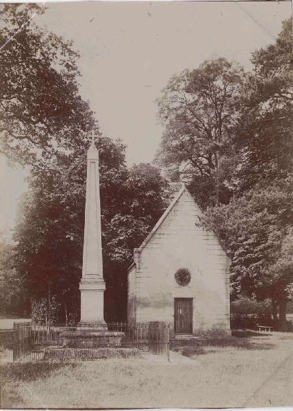 Chapelle St Croix dans le parc du château de Chantilly ; Album de 100 photographies représentant le Domaine de Chantilly après 1900, dans une reliure de chagrin vert