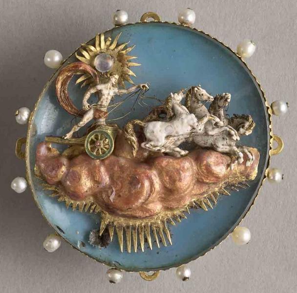 Email en ronde basse sur or représentant Apollon dirigeant le char du soleil