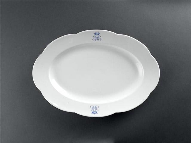 Grand plat ovale en porcelaine blanche de Limoges avec 2 monogrammes HO bleu sur le marli ; 8 lobes