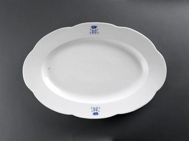 Grand plat ovale en porcelaine blanche de Limoges avec 2 monogrammes HO bleu sur le marli ; 8 lobes