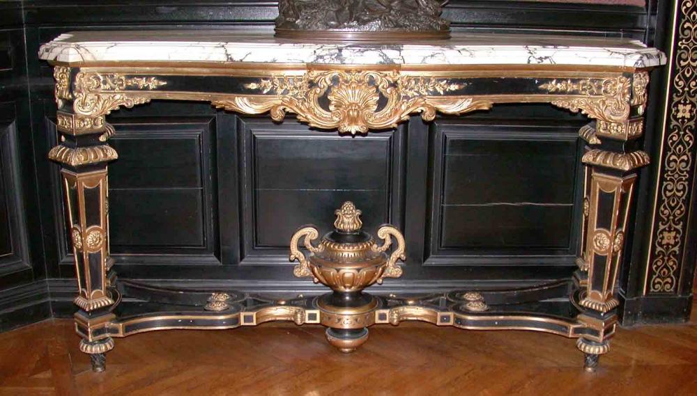 Console de bois sculpté noir et doré recouverte de marbre blanc