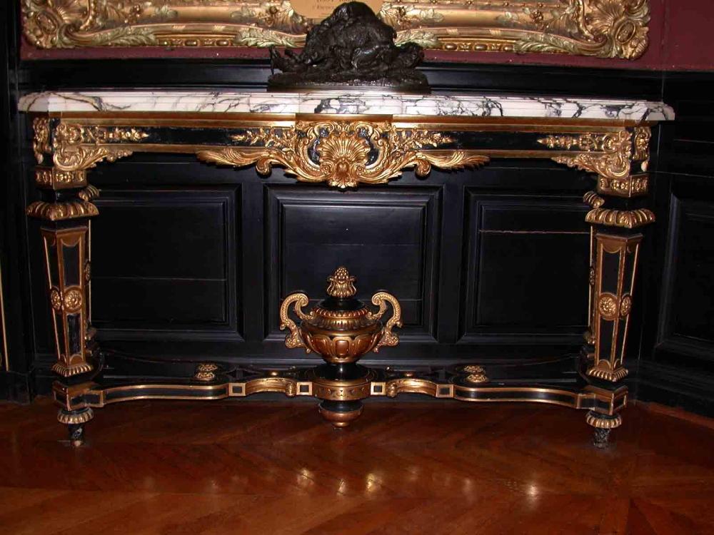 Console de bois sculpté noir et doré recouverte de marbre blanc