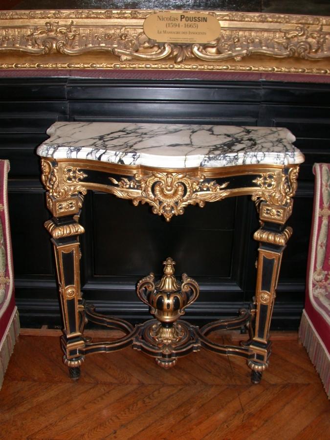 Console de bois sculpté noir et doré recouverte de marbre blanc