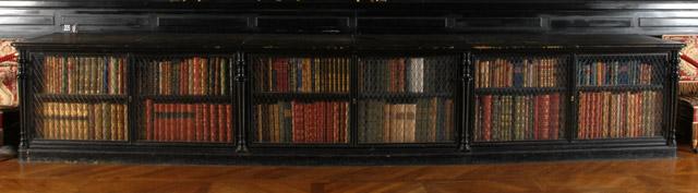 Meuble de bibliothèque en bois noir recouvert de maroquin brun numérotés à portes vitrées et grillagées