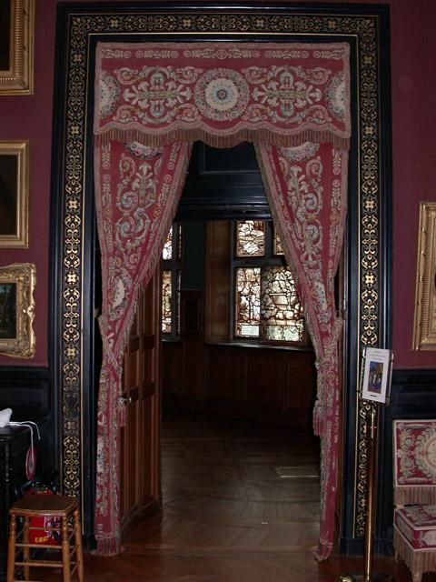 Rideau faisant en tapisserie de Beauvais, doublés de soie cerise, garnis de franges et embrasses