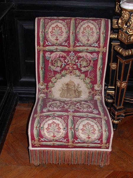 Chaise à dos recourbé en bois doré, recouverte de tapisseries de Beauvais