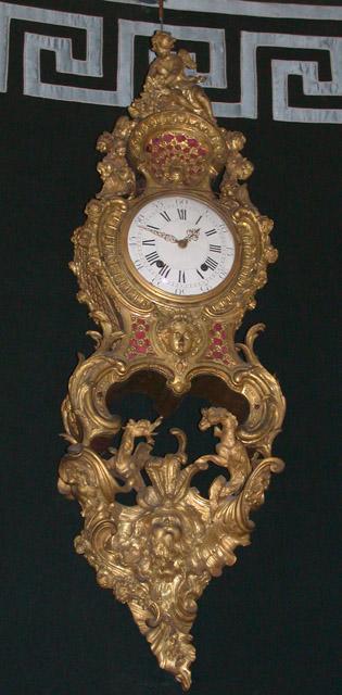 Pendule en forme de cartel supportée par deux chimères