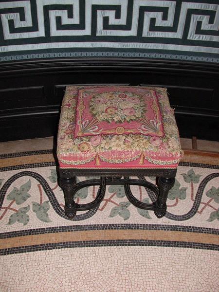 Tabouret en bois noir recouvert de tapisserie de Beauvais