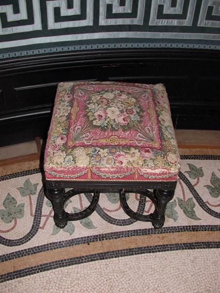 Tabouret en bois noir recouvert de tapisserie de Beauvais