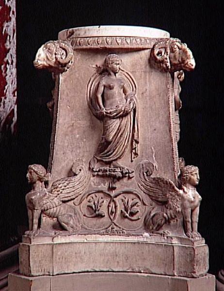 Pied de candélabre antique en marbre blanc, ornés de sphinges et de têtes de bélier