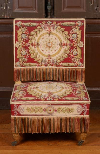 Chaise en bois doré recouverte de tapisserie de Beauvais