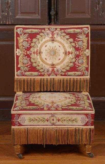 Chaise en bois doré recouverte de tapisserie de Beauvais