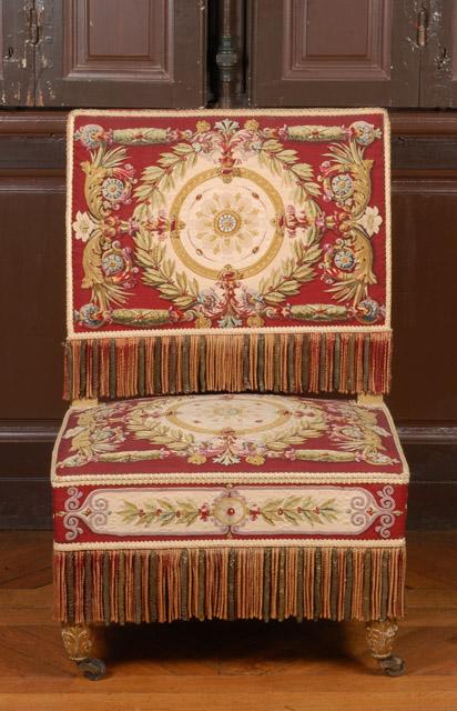 Chaise en bois doré recouverte de tapisserie de Beauvais