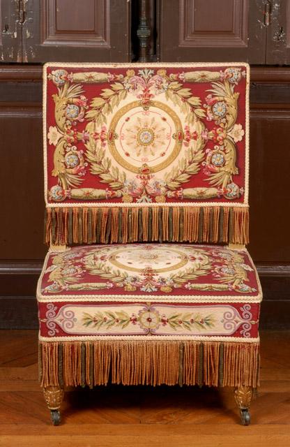 Chaise en bois doré recouverte de tapisserie de Beauvais