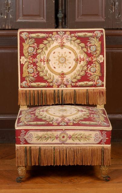 Chaise en bois doré recouverte de tapisserie de Beauvais