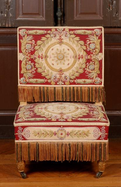 Chaise en bois doré recouverte de tapisserie de Beauvais