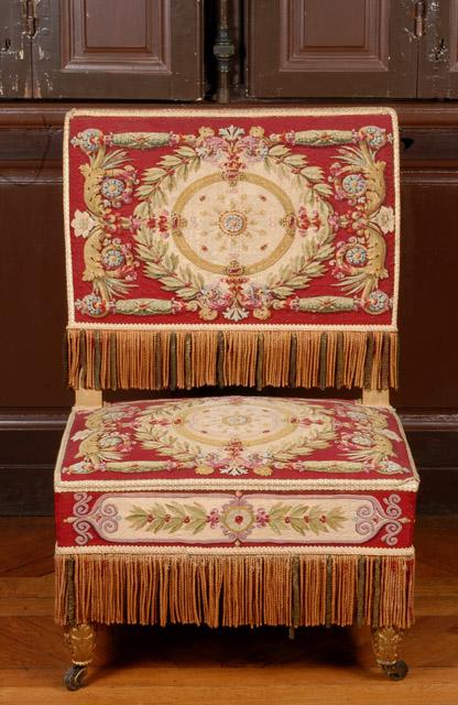 Chaise en bois doré recouverte de tapisserie de Beauvais