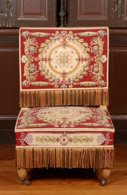 Chaise en bois doré recouverte de tapisserie de Beauvais