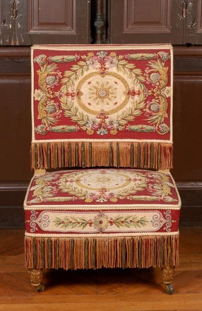 Chaise en bois doré recouverte de tapisserie de Beauvais