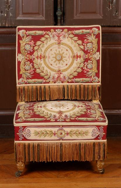 Chaise en bois doré recouverte de tapisserie de Beauvais