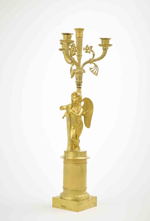 Porte-lumières en bronze doré, à quatre lumières représentant un génie ailé tenant une lyre.