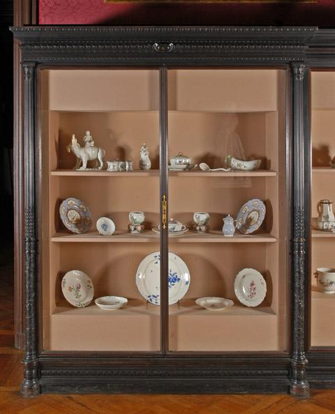 Grande armoire vitrine en ébène