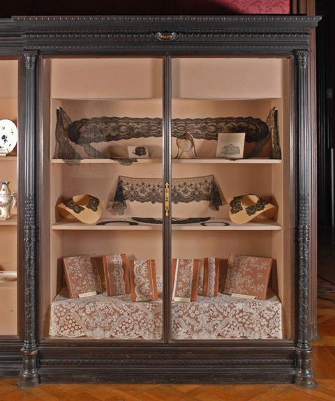 Grande armoire vitrine en ébène