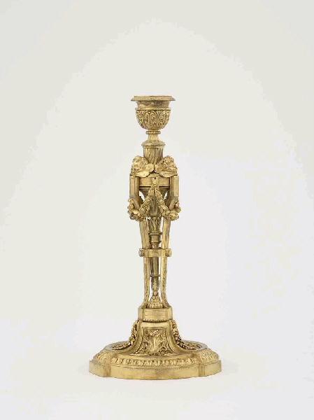 Flambeau en bronze ciselé et doré sur une base ronde, frise d'acanthe, fait partie d'une paire.