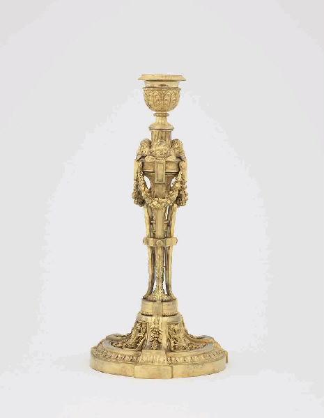 Flambeau en bronze ciselé et doré sur une base ronde, frise d'acanthe, fait partie d'une paire.