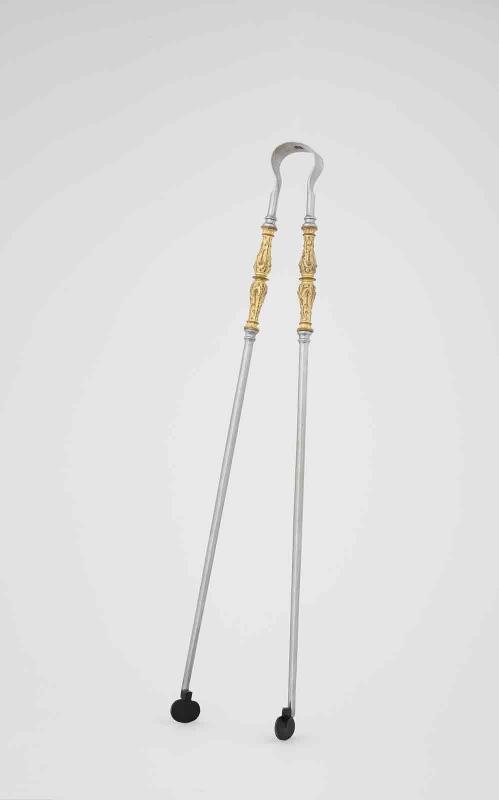 Pincette, pommeau et tige en bronze doré, motif de rocaille