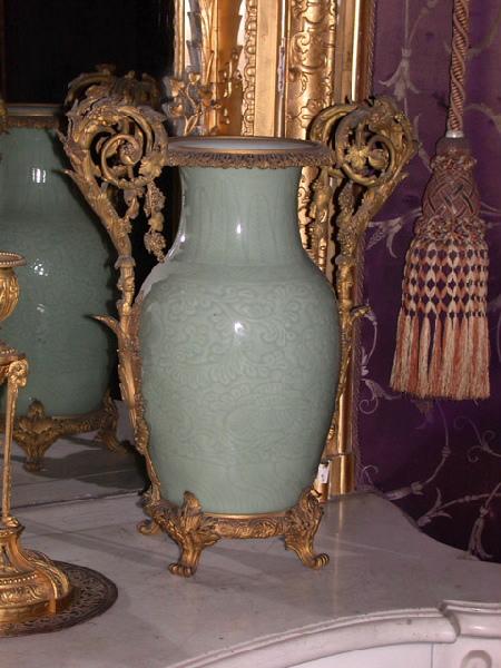 Vase vert céladon avec ornements en bronze