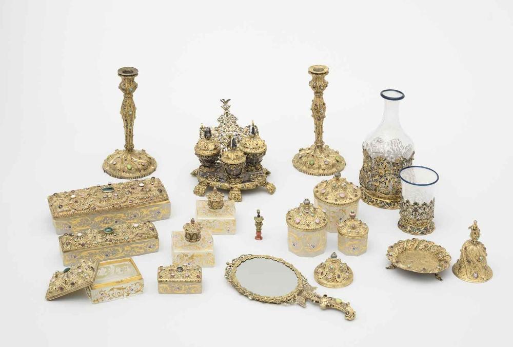 Encrier carré en agate décor or avec bouchon en argent serti de 9 pierres précieuses ; Nécessaire de toilette dit à tort (?) de l'impératrice Marie-Thérèse, (1717-1780), reine de Hongrie (1741-1780), mère de l'empereur Joseph II et de la reine Marie-Antoinette, XIXe siècle ?