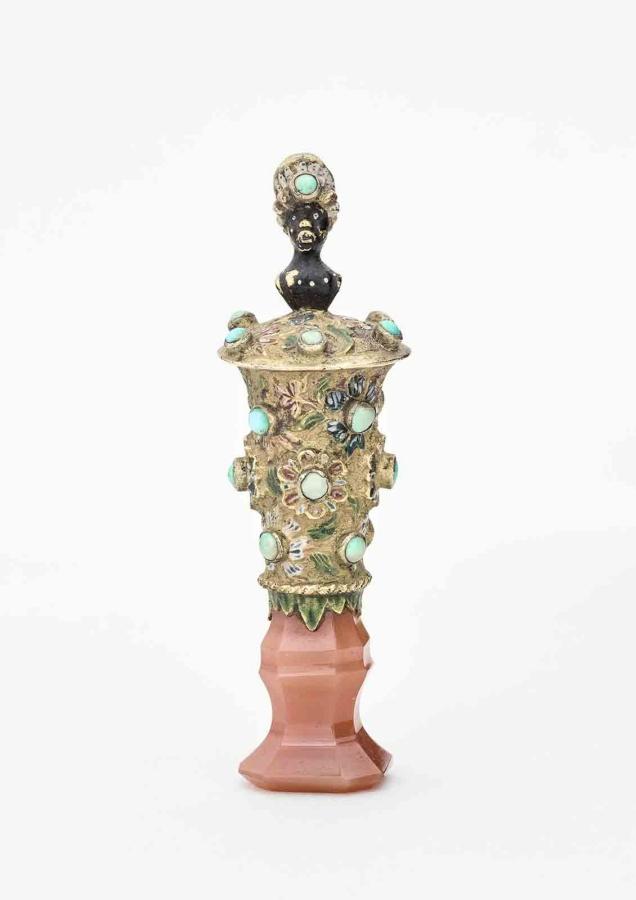 Cachet en agate, manche en or et turquoise serti de 20 pierres précieuses, surmonté d'une tête de nègre enturbannée ; inscription : Lina (diminutif de Marie-Caroline, duchesse d'Aumale)