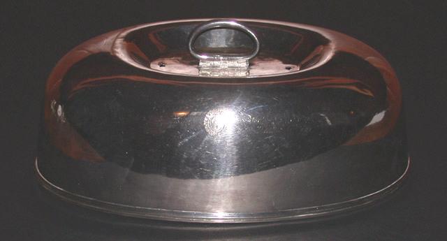 Cloche ovale en argenterie aux armes de Louis-Henri-Joseph de Bourbon-Condé par Levrat, plaqué, avant 1830