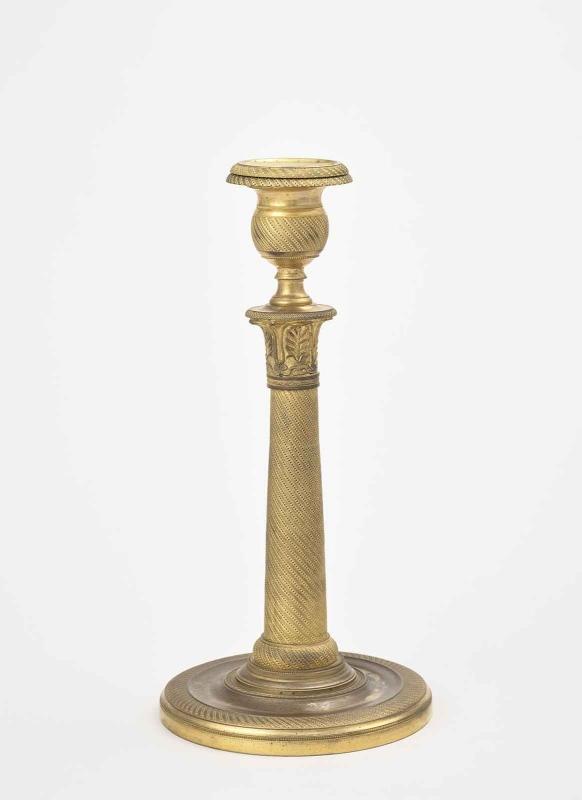 Flambeau en bronze doré, colonne droite sur la base, enroulement guilloché