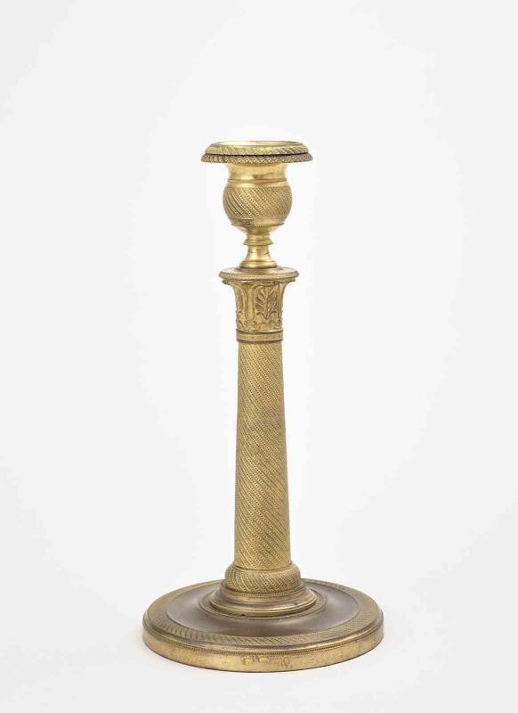 Flambeau en bronze doré, colonne droite sur la base, enroulement guilloché