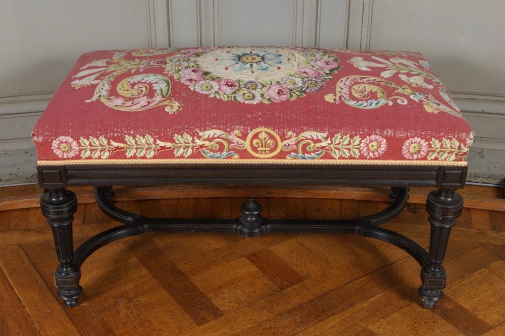 Tabouret rectangulaire en bois noir recouvert de tapisserie de Beauvais à fond rose