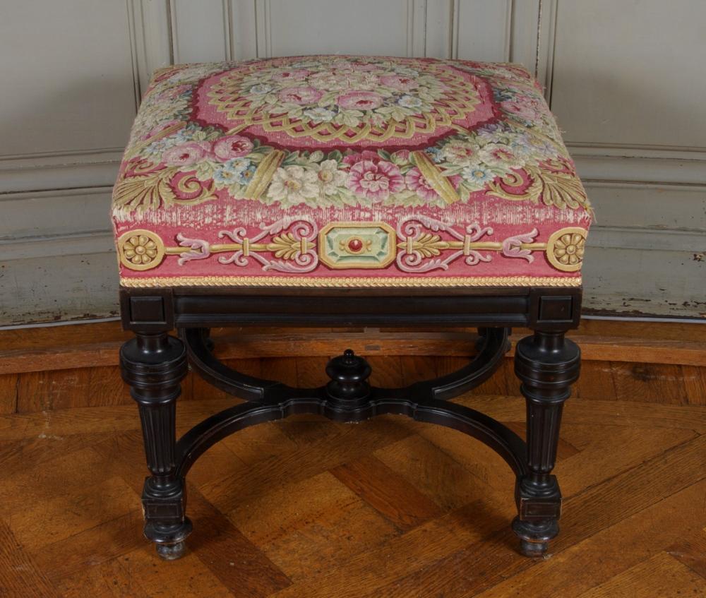 tabouret rectangulaire en bois noir recouvert de tapisserie de Beauvais à fond rose