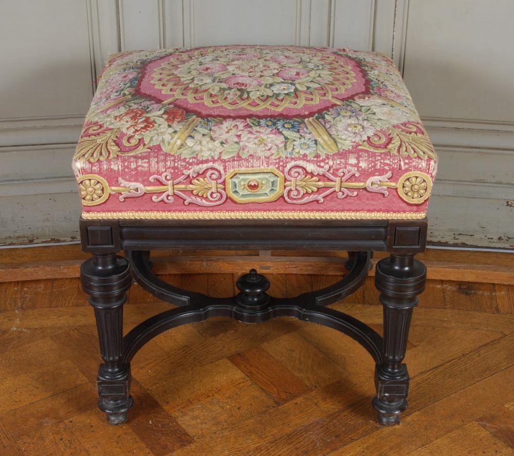 Tabouret rectangulaire en bois noir recouvert de tapisserie de Beauvais à fond rose