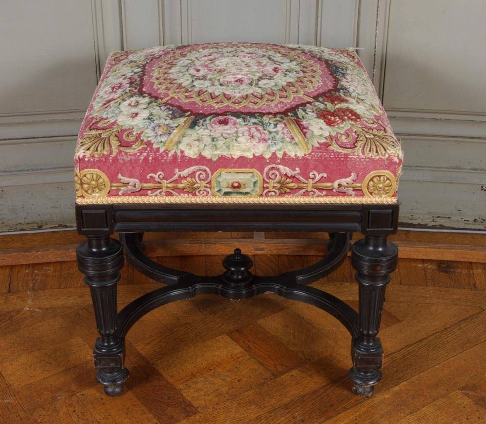 Tabouret en bois noir rectangulaire recouvert de tapisserie de Beauvais à fond rose