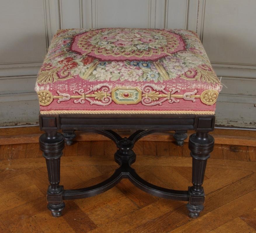 Tabouret en bois noir rectangulaire recouvert de tapisserie de Beauvais à fond rose
