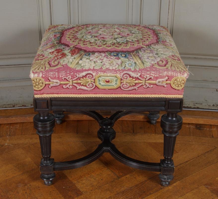 Tabouret en bois noir rectangulaire recouvert de tapisserie de Beauvais à fond rose